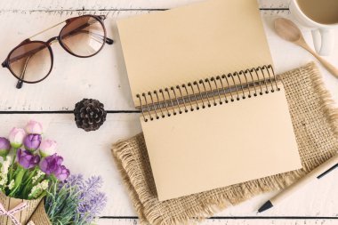 Boş defter ile çiçek ve kahve