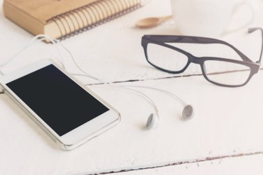 cep telefonu ve bir fincan kahve ile kulaklık