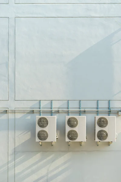 Klimakompressor an der Wand — Stockfoto