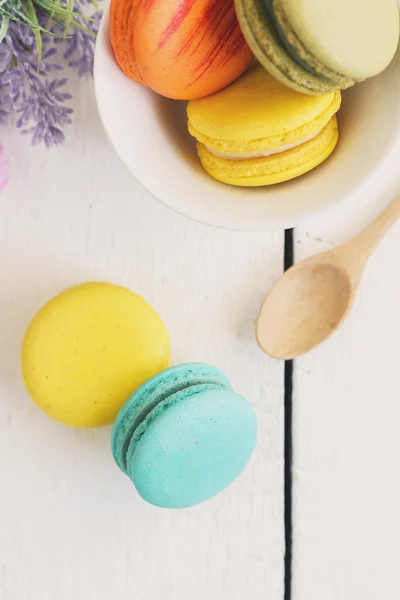 Macaroons coloridos e uma xícara de café — Fotografia de Stock