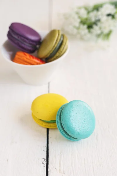 Macaroons coloridos e uma xícara de café — Fotografia de Stock