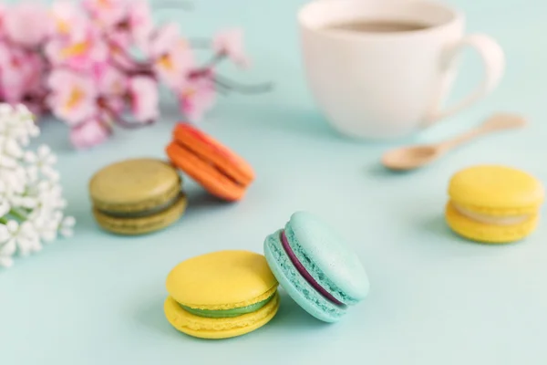 Macaroons coloridos e uma xícara de café — Fotografia de Stock