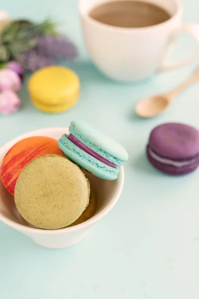 Bunte Makronen und eine Tasse Kaffee — Stockfoto