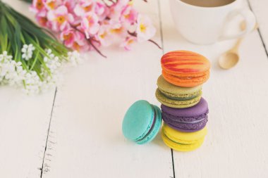 bir kahve ve bir oral seks çok renkli macaroons
