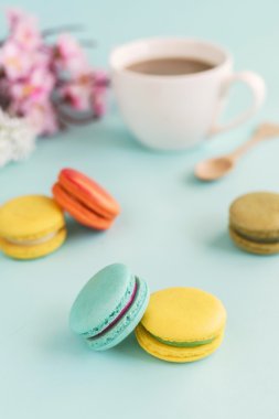 bir kahve ve bir oral seks çok renkli macaroons