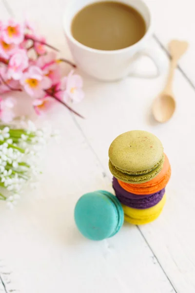 Colorful macaroons and a cup of coffee — Stock Photo, Image