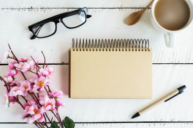 Boş defter ile çiçek ve kahve