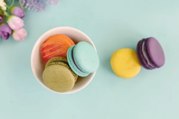 Bunte Makronen und eine Tasse Kaffee — Stockfoto