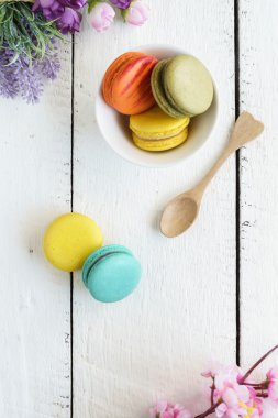 bir kahve ve bir oral seks çok renkli macaroons