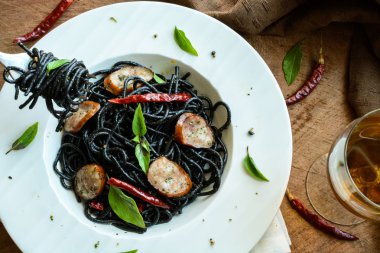 Sosis ve biber ile siyah acılı spagetti