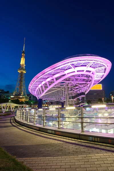 Paesaggio urbano giapponese alle oasi21 e Nagoya Tower di notte — Foto Stock