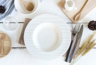 Bıçak ve çatal eski ahşap arka plan üzerinde boş tabak