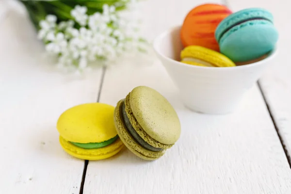 Macaroons coloridos e uma xícara de café — Fotografia de Stock