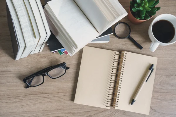 Bücherstapel auf Holztisch, Bildungshintergrund — Stockfoto