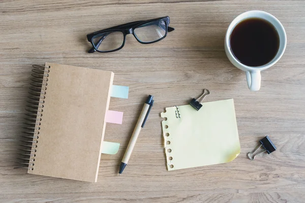 Cup of coffee with blank notebook and notepaper on wooden desk — Stock Photo, Image