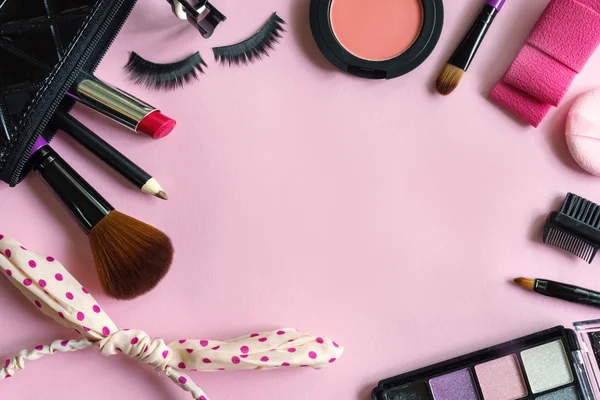 Divers produits de maquillage et cosmétiques isolés sur rose — Photo