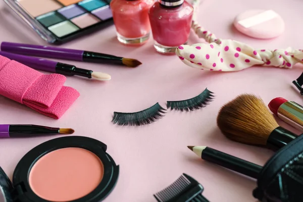 Różnych produktów do makijażu i kosmetyków na różowym tle — Zdjęcie stockowe