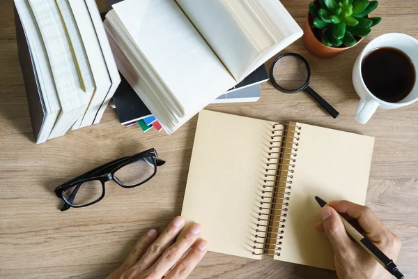 Bücherstapel auf Holztisch, Bildungshintergrund — Stockfoto