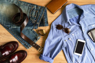 Düz erkekler gündelik moda kıyafetler ahşap zemin üzerinde yatıyordu