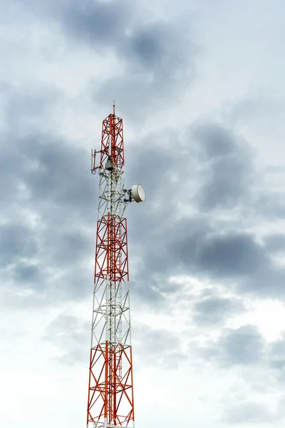 Tour d'antenne de communication avec ciel nuageux de pluie — Photo