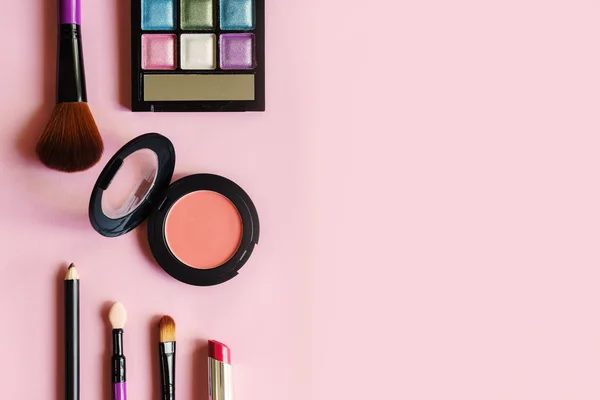 Různé produkty make-up a kosmetiku izolovaných na růžové — Stock fotografie