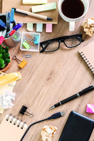 Грязная таблица с пустыми примечаниями и инструментами
