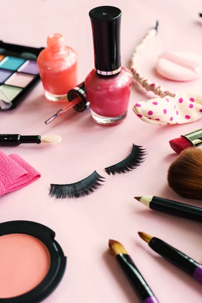 Vari prodotti per il trucco e cosmetici isolati su rosa — Foto Stock