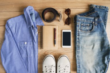 Düz erkekler gündelik moda kıyafetler ahşap zemin üzerinde yatıyordu