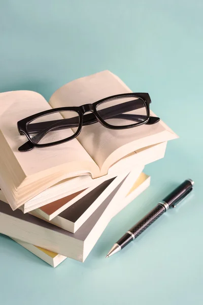 izole kitap yığını