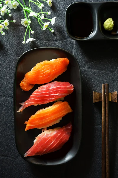 Somon ve ton balığı suşi yemek çubukları ile