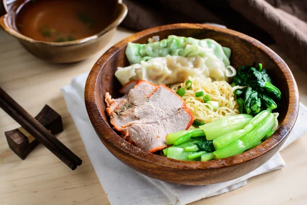 Fideos chinos de huevo con cerdo asado — Foto de Stock