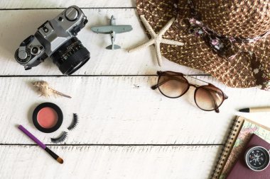 Kadının rahat kıyafetler ve kopya alanı, seyahat kavramı