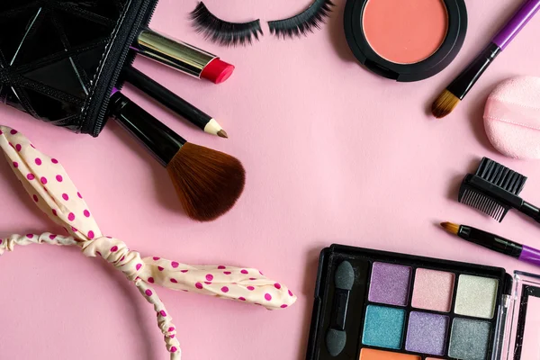 Różnych produktów do makijażu i kosmetyków na różowym tle — Zdjęcie stockowe