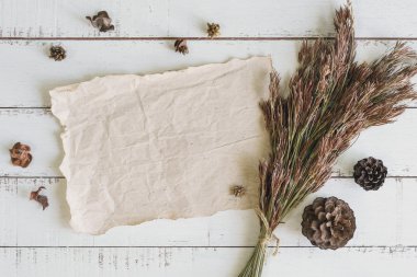 Ahşap arka plan üzerinde kuru çiçekler buket