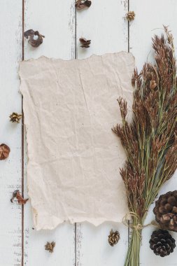 Ahşap arka plan üzerinde kuru çiçekler buket