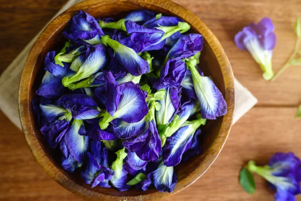 Schmetterlingserbse oder blaue Erbsenblume auf Holztisch — Stockfoto