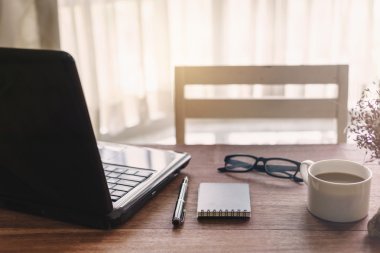 Laptop ve kahve Resepsiyon Office güneş ışığı ile