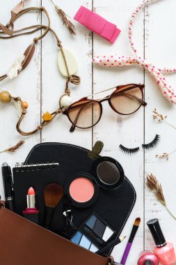 çeşitli makyaj ürünleri ve aksesuarları