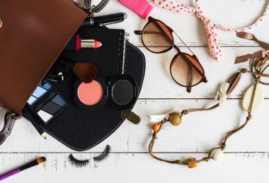 çeşitli makyaj ürünleri ve aksesuarları