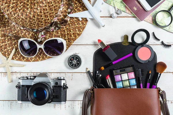 Trajes casuales de mujer con bolsa de maquillaje y accesorios — Foto de Stock