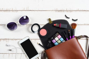 çeşitli makyaj ürünleri ve kozmetik omuz çantası