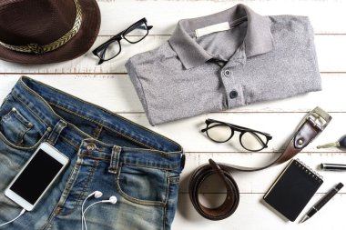 Düz erkekler gündelik moda kıyafetler ahşap zemin üzerinde yatıyordu