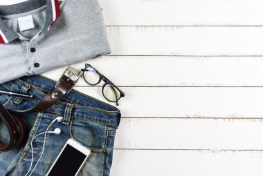 Düz erkekler gündelik moda kıyafetler ahşap zemin üzerinde yatıyordu