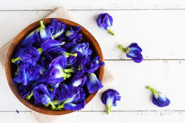 Beyaz ahşap masa üzerinde Kelebek bezelye veya mavi bezelye çiçek