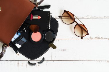 çeşitli makyaj ürünleri ve aksesuarları