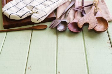 Mutfak mutfak aletleri rustik ahşap zemin üzerine