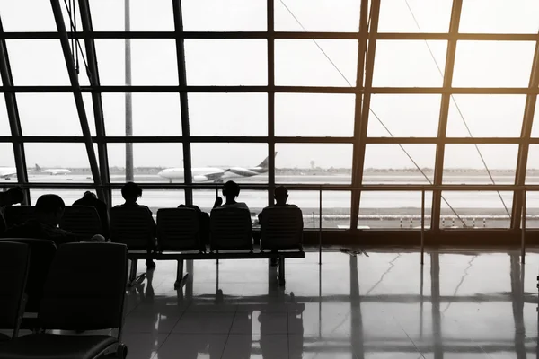 Silhouette of passengers waiting for the airplane in the airport — Stock Photo, Image