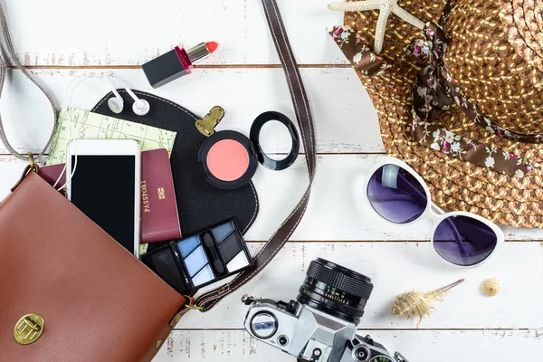 Trajes casuales de mujer con bolsa de maquillaje y accesorios — Foto de Stock