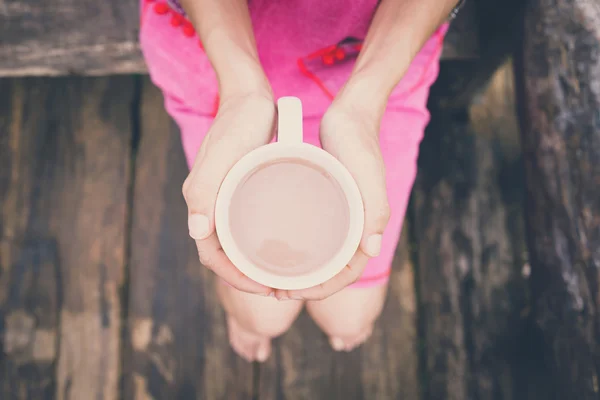 Frau hält morgens eine Tasse Kaffee in der Hand — Stockfoto