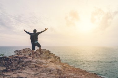 Sırt çantası ile genç Gezgin deniz manzarası güzelliği zevk